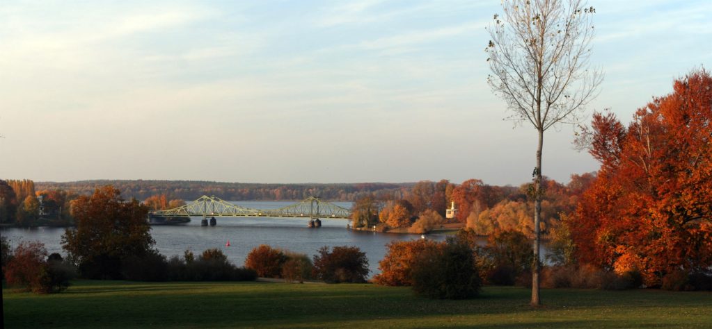 Babelsberger Park mit Blick auf die Glienicker Brücke