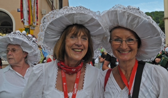 Besucherinnen des großen Festumzuges während des 116. Deutschen Wandertages in Sebnitz.